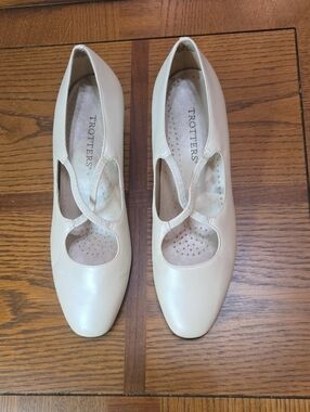 Trotters Jamie Criss Cross Strap Pump Heel in Cream Color Size 9M